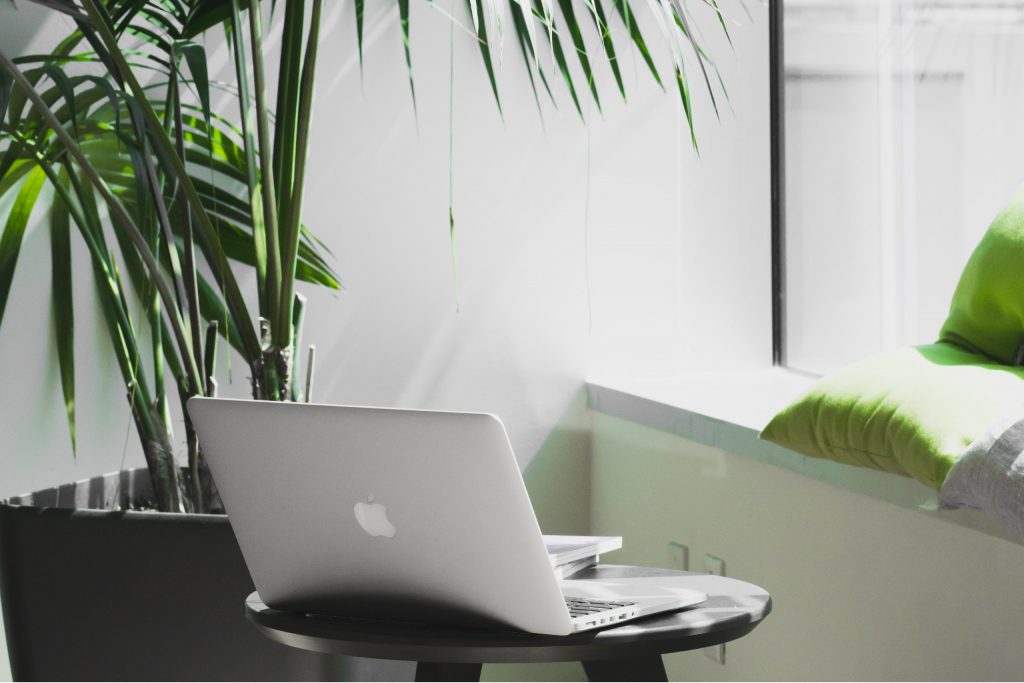 Macbook dans un espace de travail