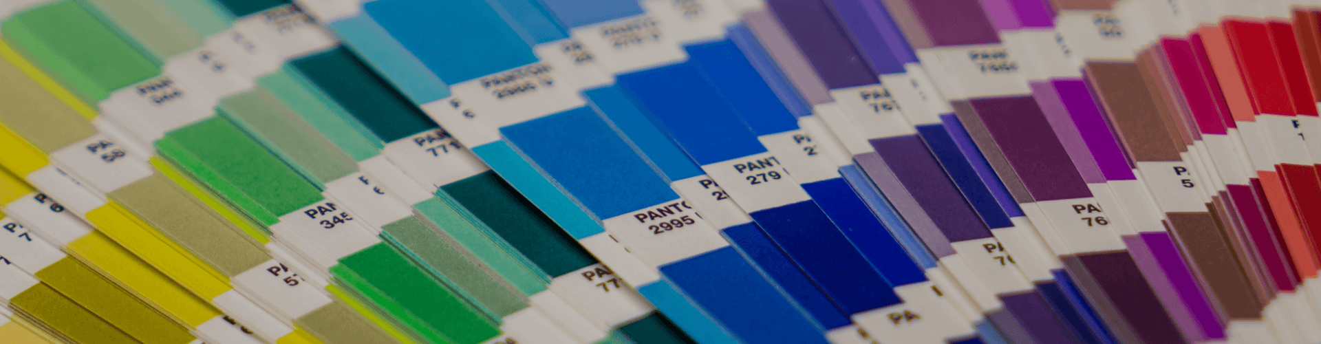 Quelles sont les différences entre les codes couleurs utilisés en création graphique ?