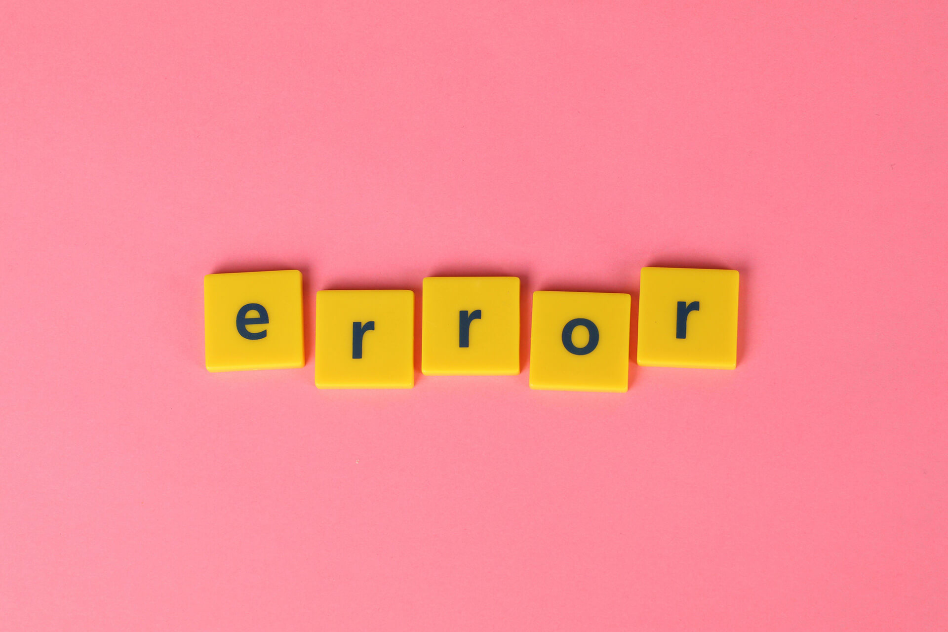 image rose avec des lettres de scrabble "error" : à éviter pour le personal branding