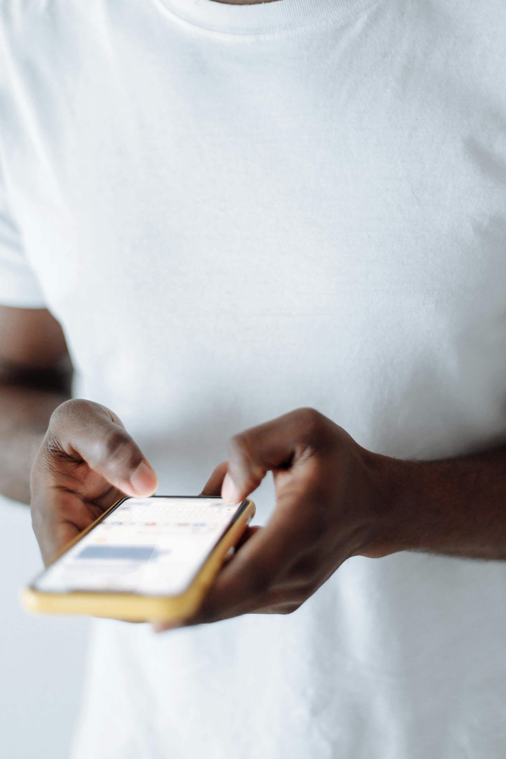 Personne en train de consulter ses réseaux sociaux