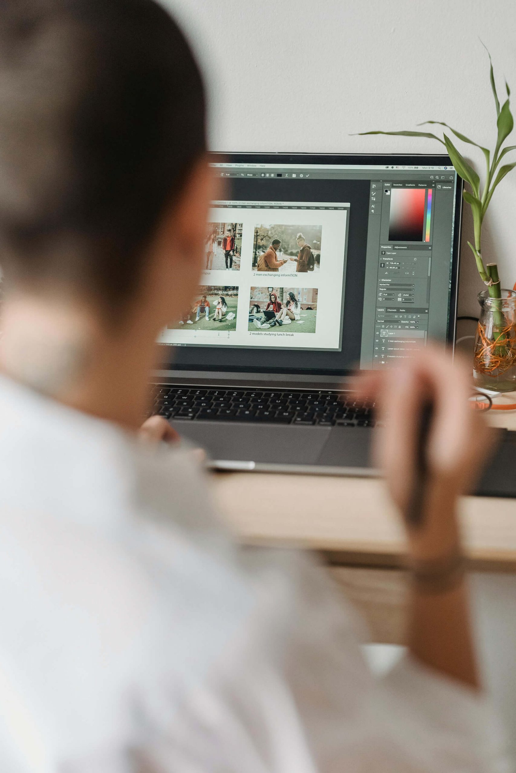 Personne derrière son laptop avec un crayon dans la main