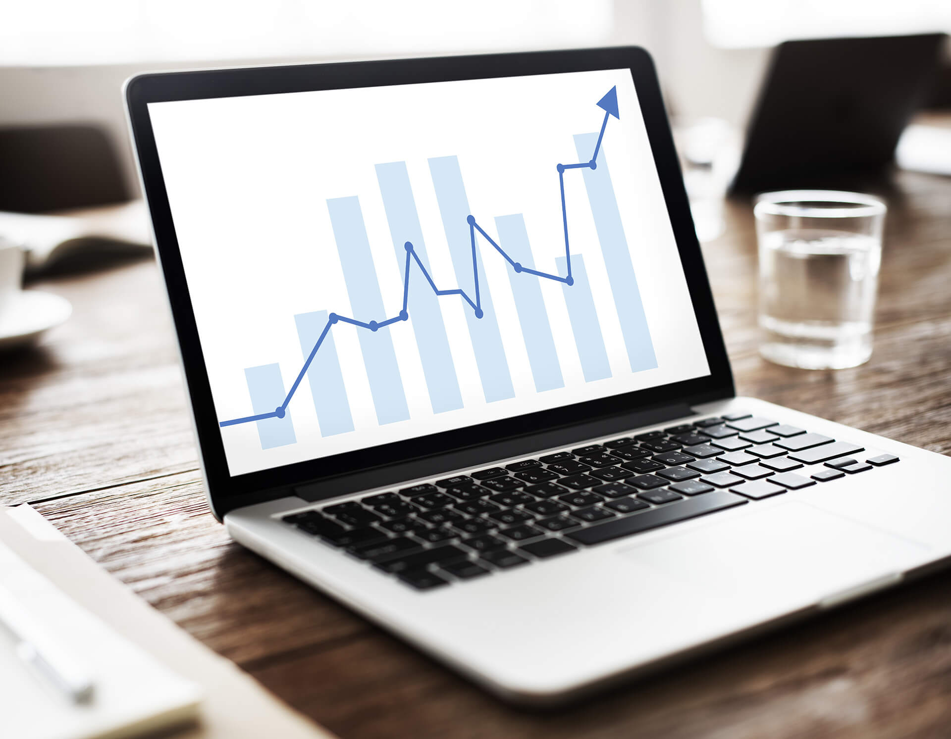 Courbe graphique pointant vers le haut affiché sur l'écran d'un laptop