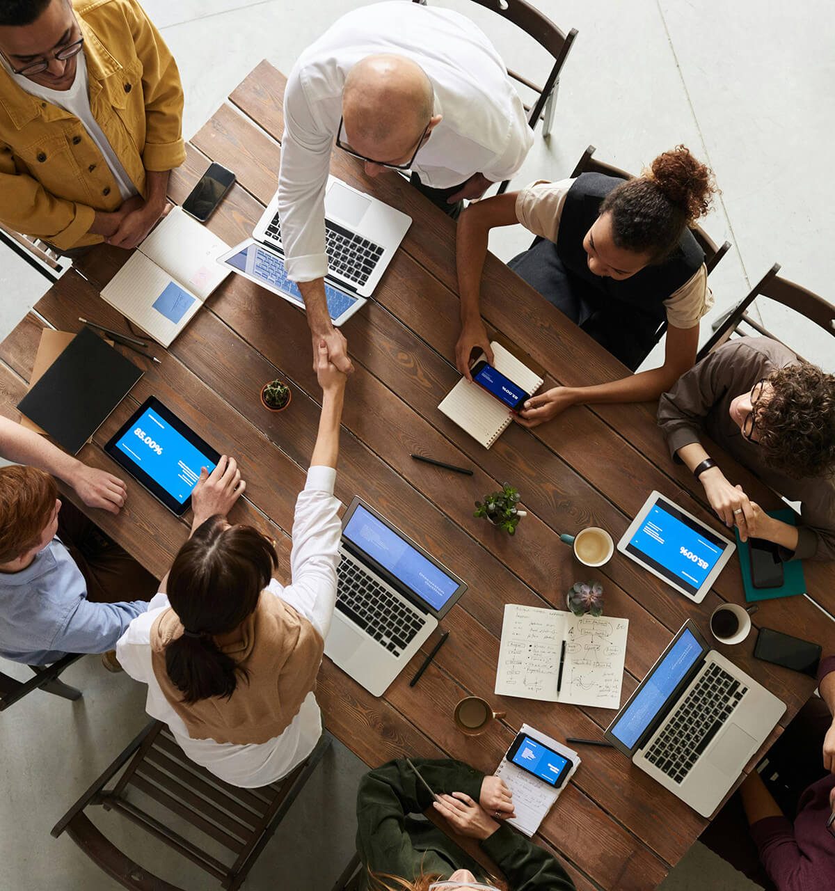 Personnes entrain de collaborer sur la performance de réseaux sociaux