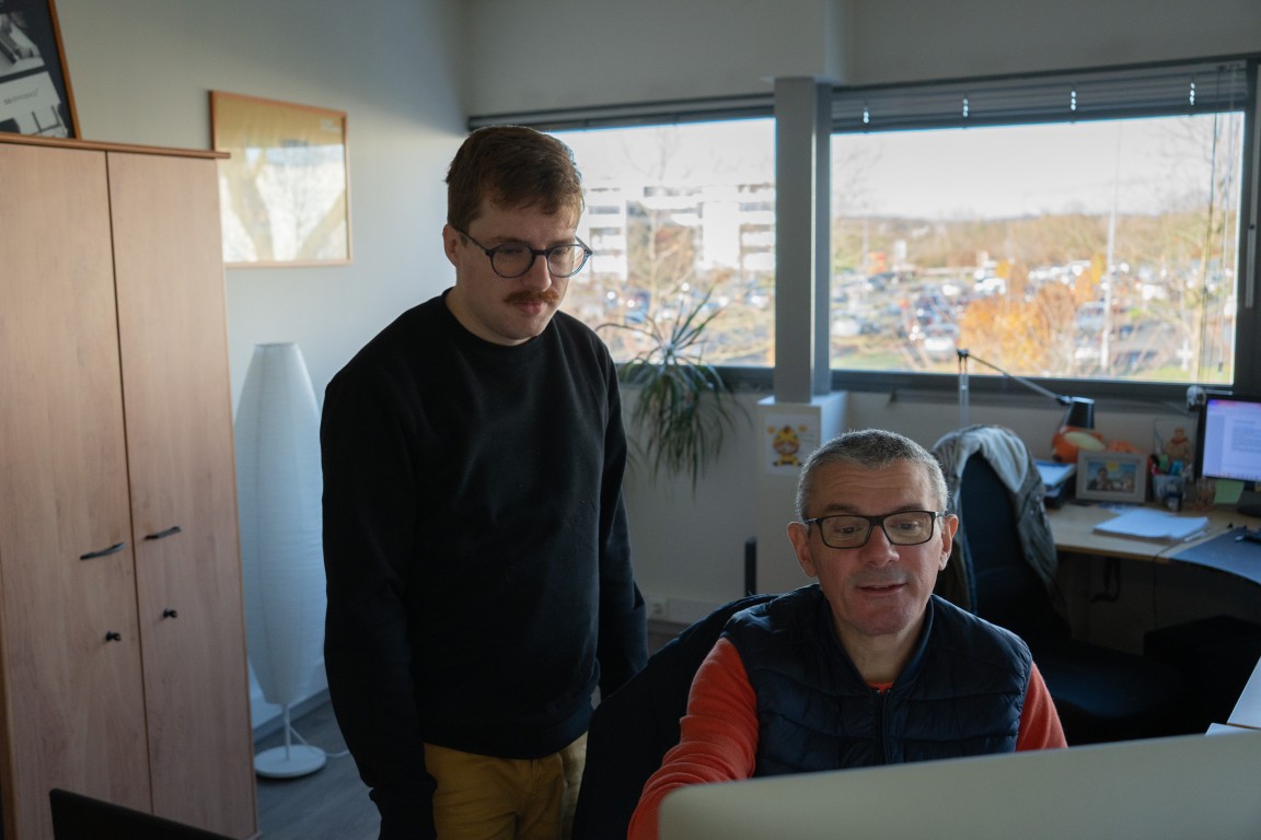 Poste de travail dans les bureaux de l'agence