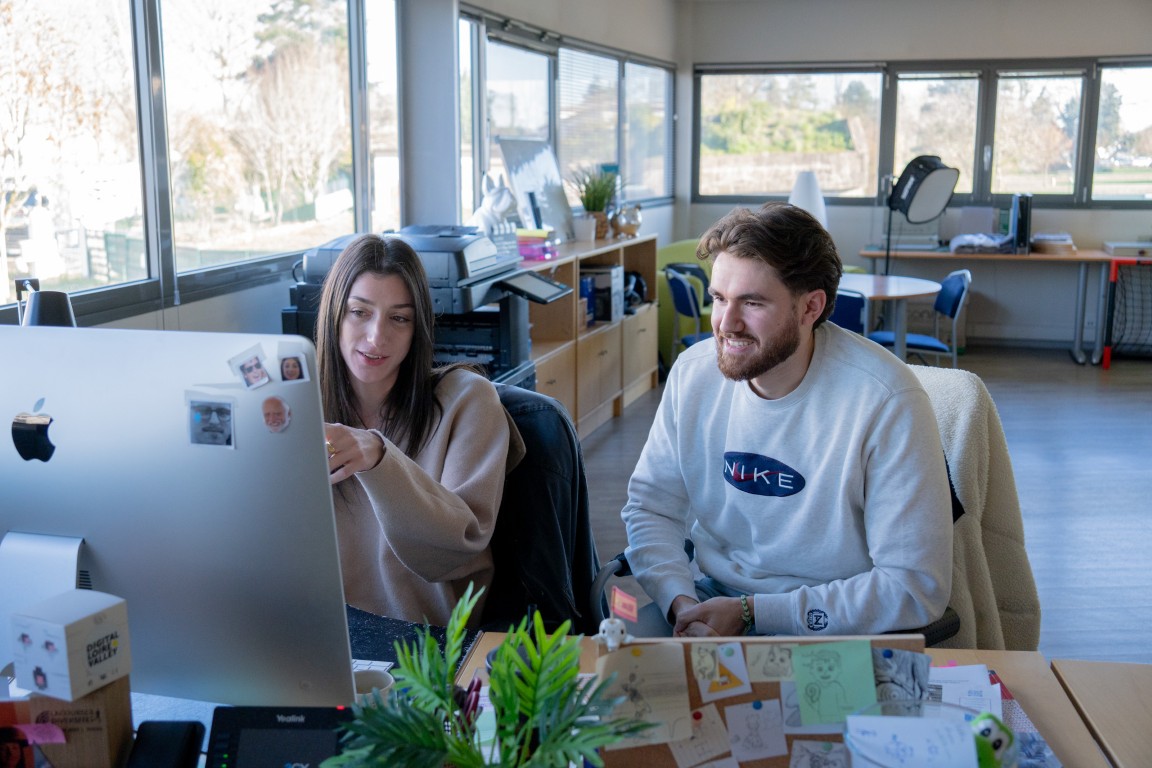 Séance de travail dans les bureaux de l'agence