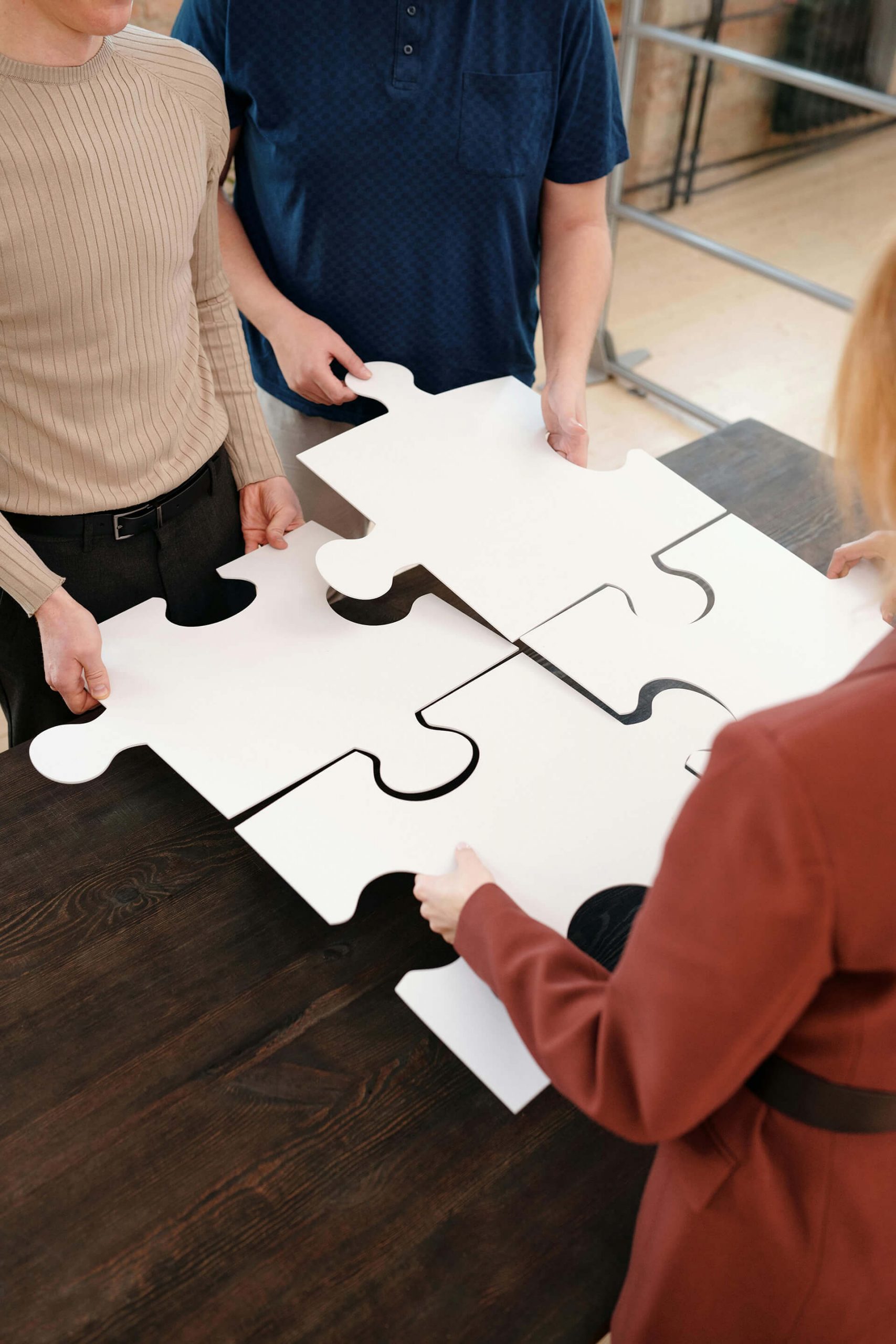 Personnes tenant un puzzle pour comprendre comment ça fonctionne