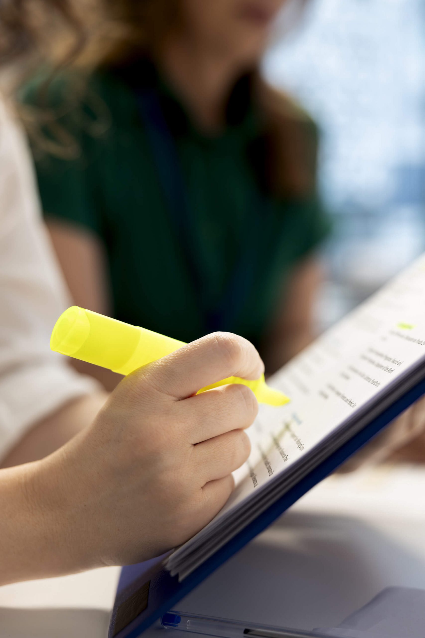 Personne qui surligne du texte en jaune fluo