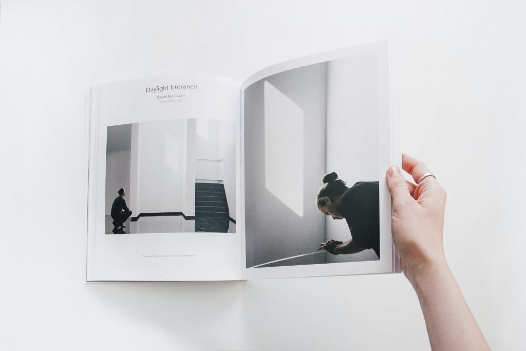Brochure ouverte avec photographies en noir et blanc