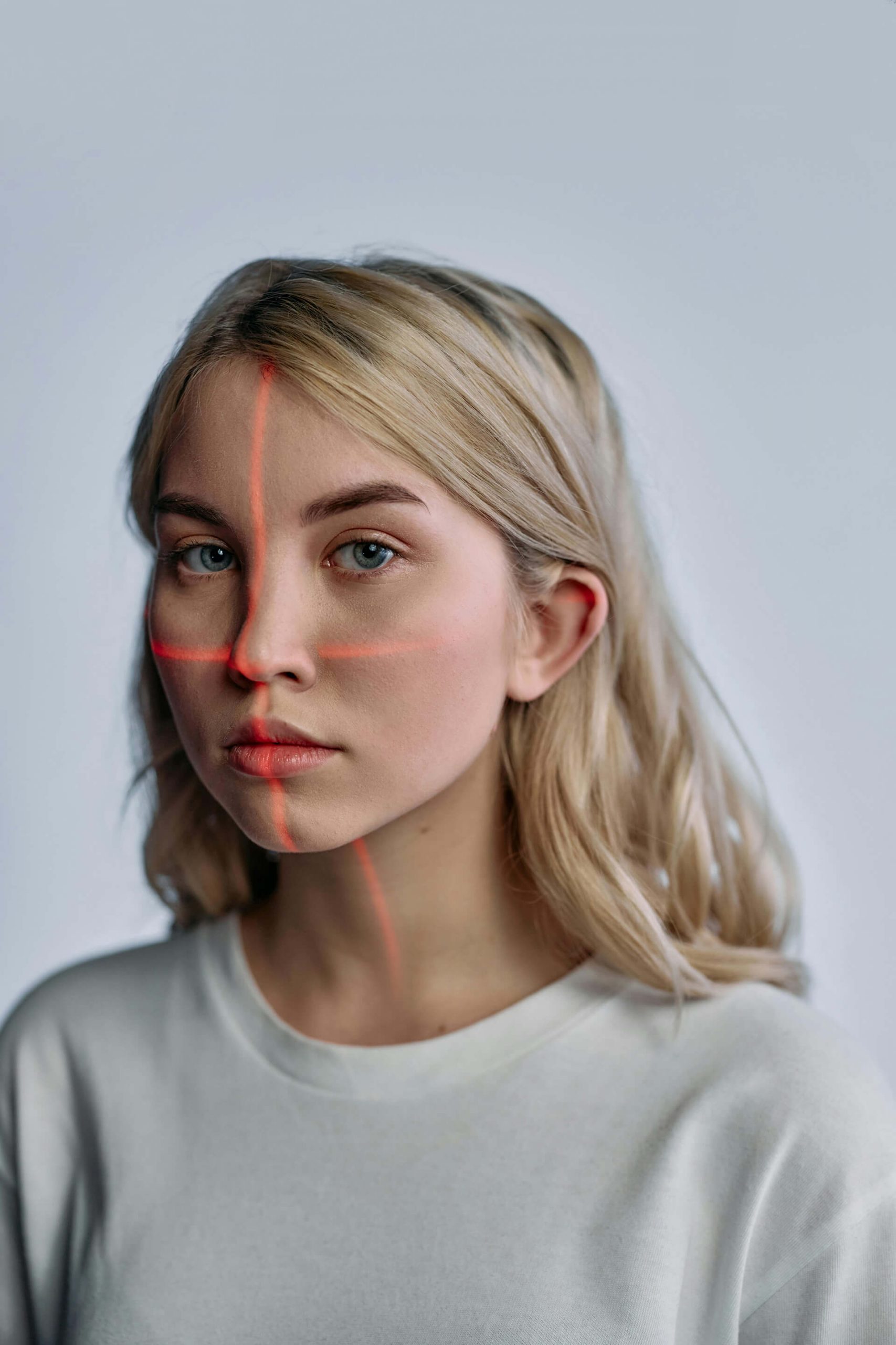 adolescente avec une cible scanner sur le visage