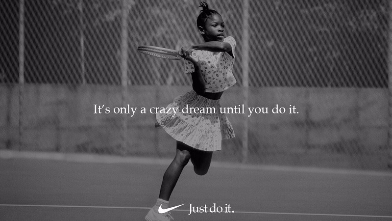 Storytelling : Serena Williams jeune au tennis et slogan de Nike