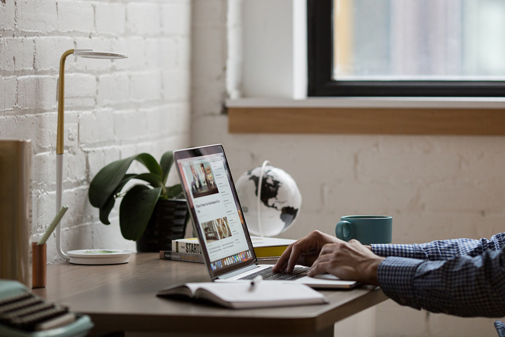 Visuel ordinateur sur bureau - Pexels Burst